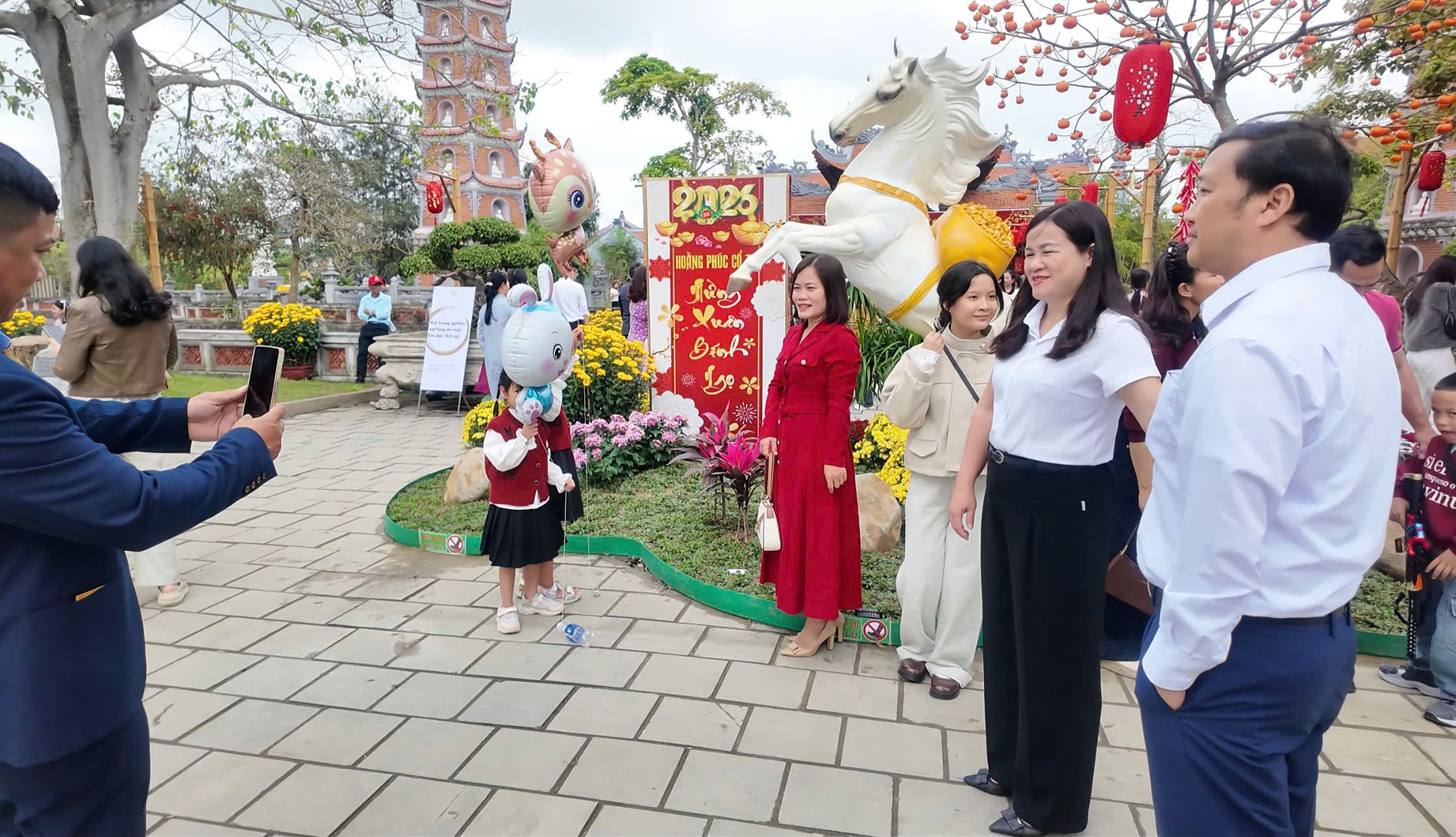 Hàng nghìn người đổ về Chùa Hoằng Phúc du xuân đầu năm 2026 - Ảnh 2.