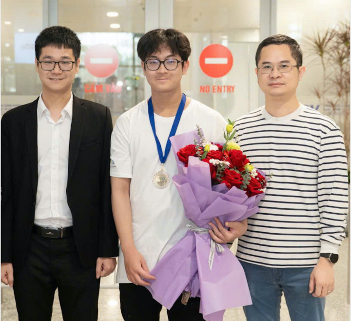 Đăng Huy (giữa) sẽ viết tiếp đam mê Trí tuệ nhân tạo và Khoa học máy tính tại Đại học Illinois Urbana-Champaign, Mỹ.