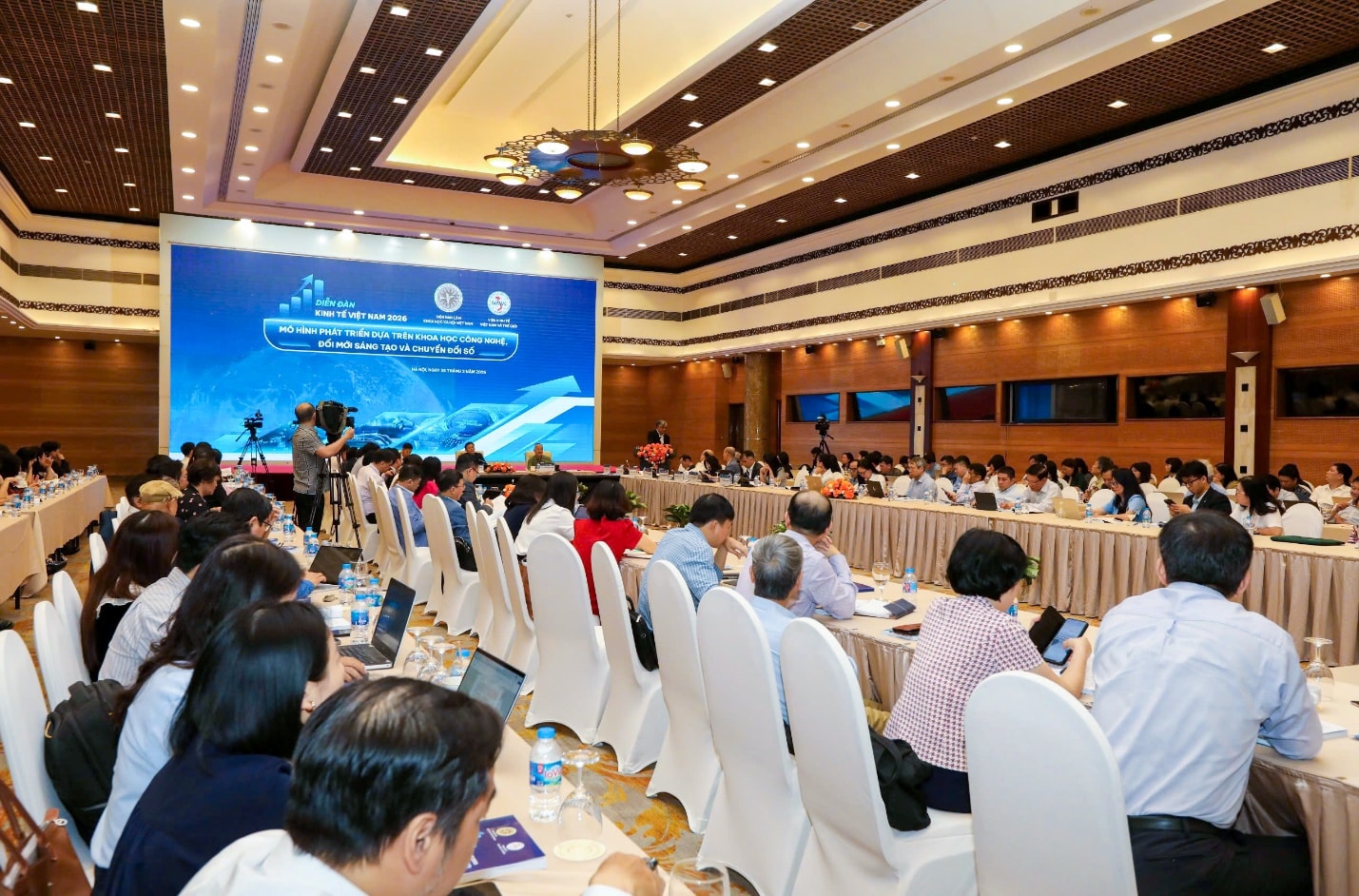 Đề xuất khung chiến lược chuyển đổi AI Quốc gia cho Việt Nam 1 261-202603251634181.jpg