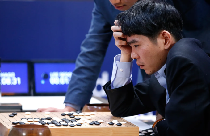 AlphaGo của DeepMind đã đánh bại nhà vô địch cờ vây thế giới Lee Sedol. Điều kinh ngạc không phải là chiến thắng của máy tính, mà ở nước đi thứ 37 của AlphaGo trong ván cờ thứ hai kỳ dị đến mức chính đội ngũ phát triển AlphaGo cũng không thể giải thích tại sao. Ảnh: AP