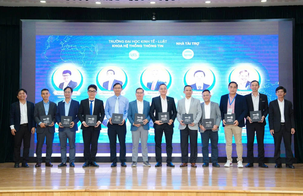 doanh-nghiep-uel-thuong-mai-dien-tu (2).jpg