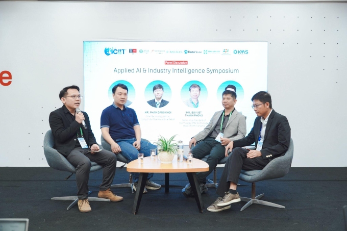 Các diễn giả chia sẻ kinh nghiệm triển khai AI trong môi trường vận hành thực tế của doanh nghiệp tại hội thảo Swin-AIIS 2026. Ảnh: Swinburne Vietnam