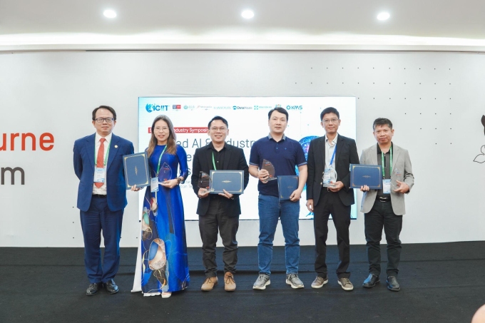 Các diễn giả nhận kỷ niệm chương từ TS. Hoàng Việt Hà - Giám đốc Swinburne Vietnam - Trưởng ban ban tổ chức hội thảo. Ảnh: Swinburne Vietnam