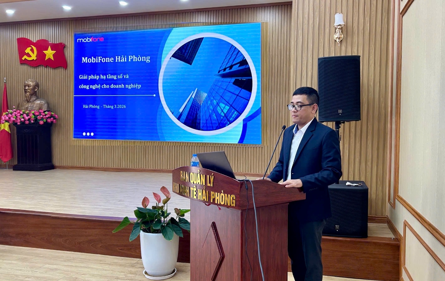 Đại diện MobiFone Hải Phòng tham gia thuyết trình tại hội thảo. Đại diện MobiFone Hải Phòng tham gia thuyết trình tại hội thảo.