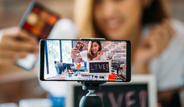 Từ 2.200 đồng/phút: AI Streamer ảo đang "vắt kiệt" 18 tiếng traffic chết, đe dọa nhân sự nghề livestream- Ảnh 1. Từ 2.200 đồng/phút: AI Streamer ảo đang "vắt kiệt" 18 tiếng traffic chết, đe dọa nhân sự nghề livestream- Ảnh 1.