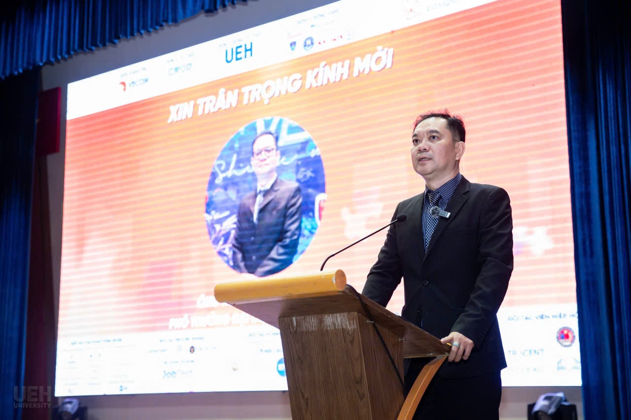 Ông Nguyễn Phương Lâm, Phó Trưởng đại diện miền nam VECOM phát biểu tại sự kiện Ông Nguyễn Phương Lâm, Phó Trưởng đại diện miền nam VECOM phát biểu tại sự kiện