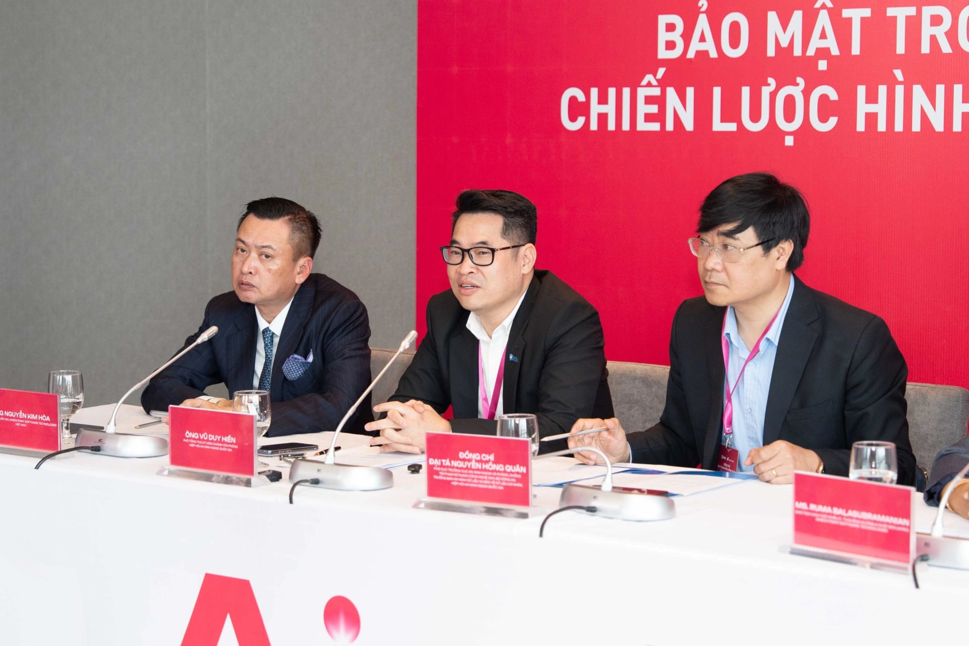 vũ khí hay tấm khiên phòng thủ? 2 vu duy hien tra loi hop bao 20260408022131 1411