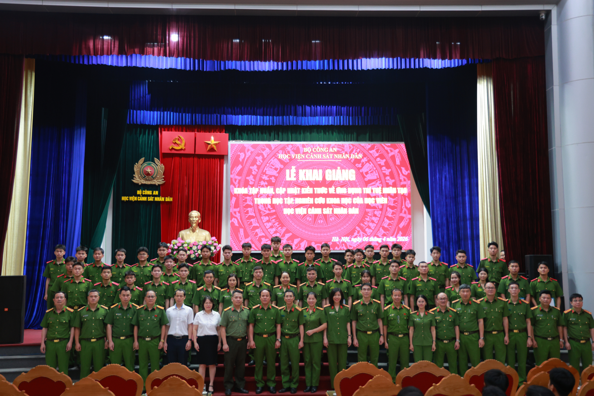 Đại biểu và đại diện học viên tham gia lớp tập huấn chụp ảnh lưu niệm