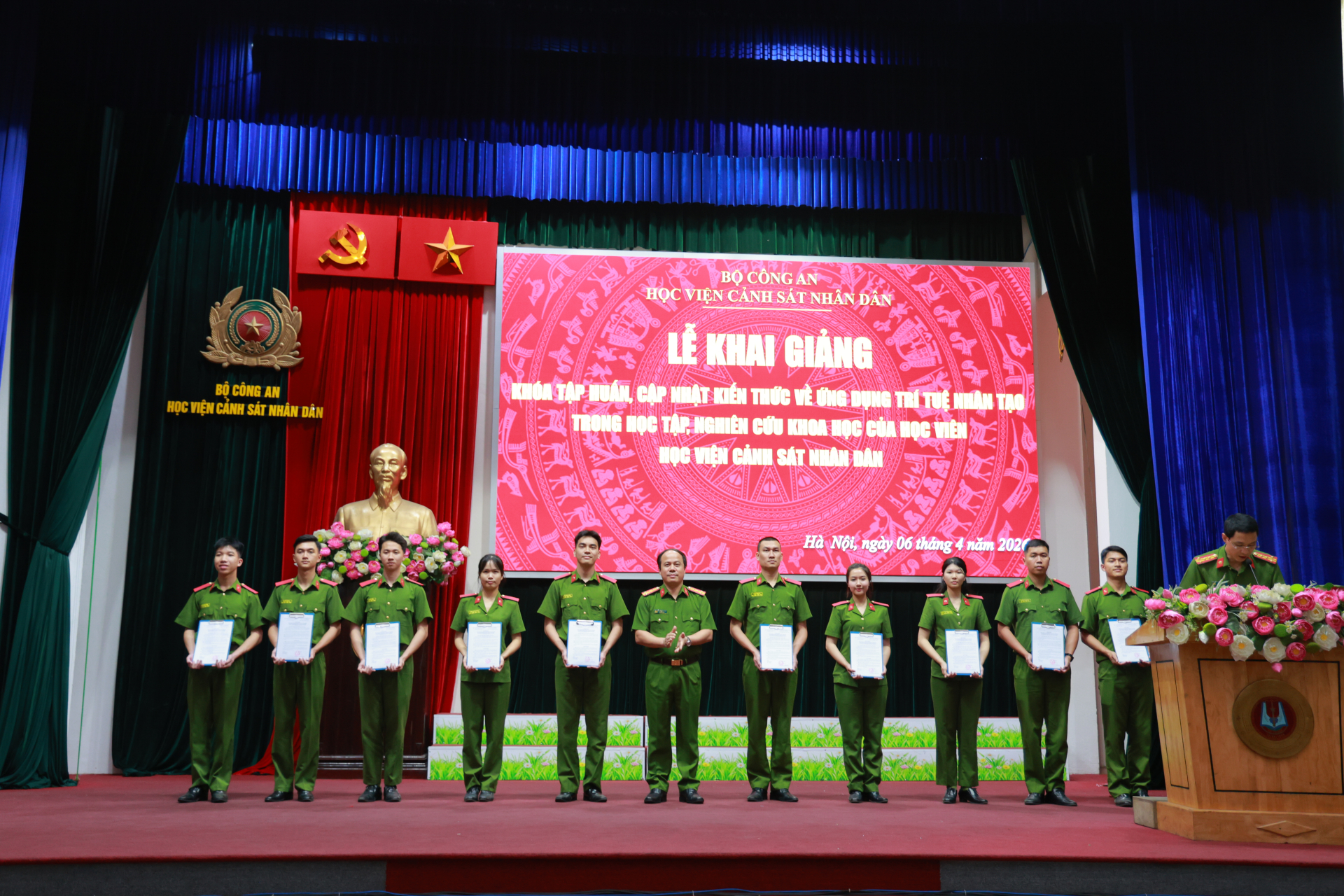 Đại tá, PGS.TS. Hoàng Anh Tuấn, Phó Giám đốc Học viện trao Quyết định thành lập các lớp học