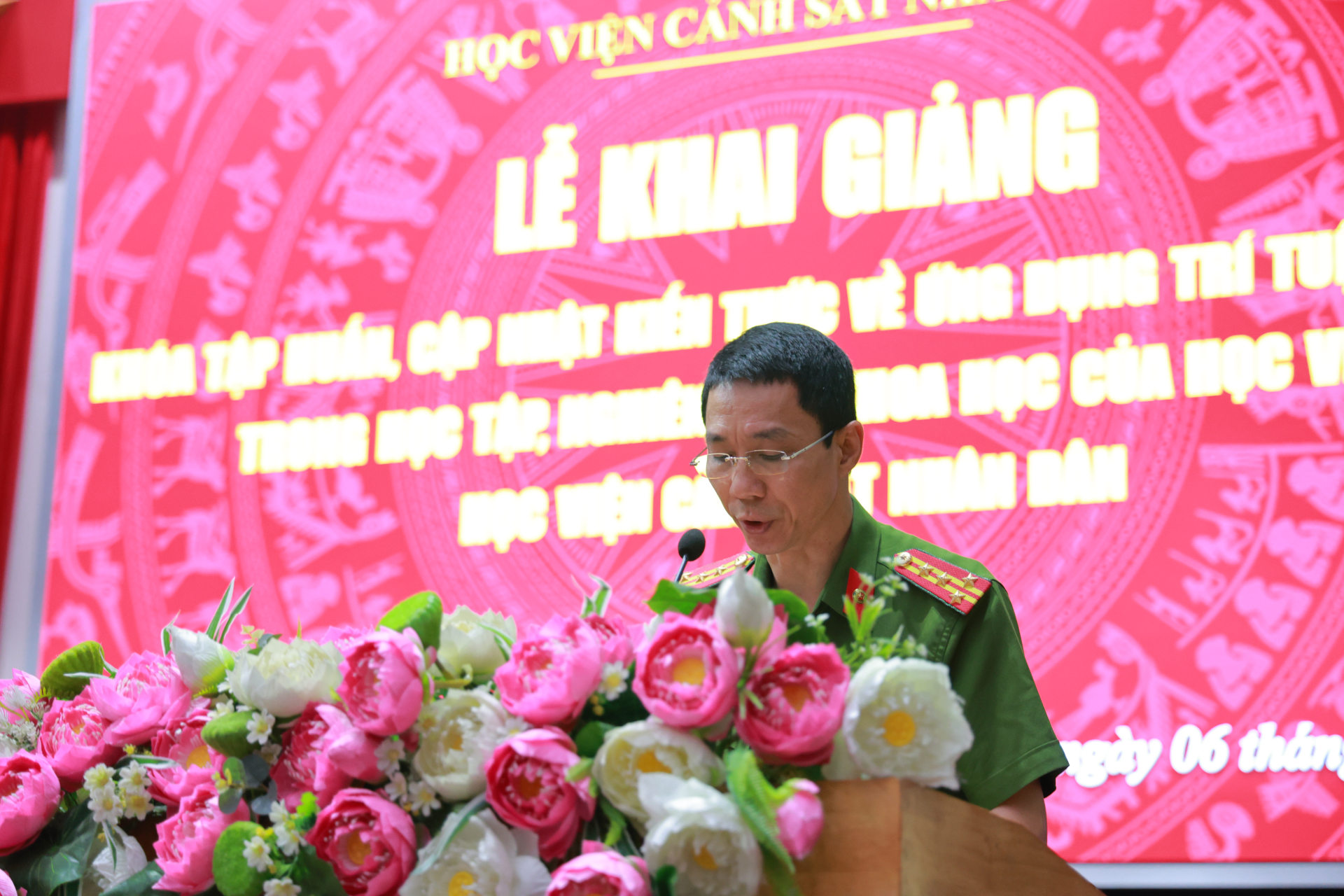 Đại tá, PGS.TS. Lê Trung Kiên - Trưởng phòng, Phòng Quản lý đào tạo và bồi dưỡng nâng cao công bố Quyết định và điều hành phần trao Quyết định thành lập các lớp học