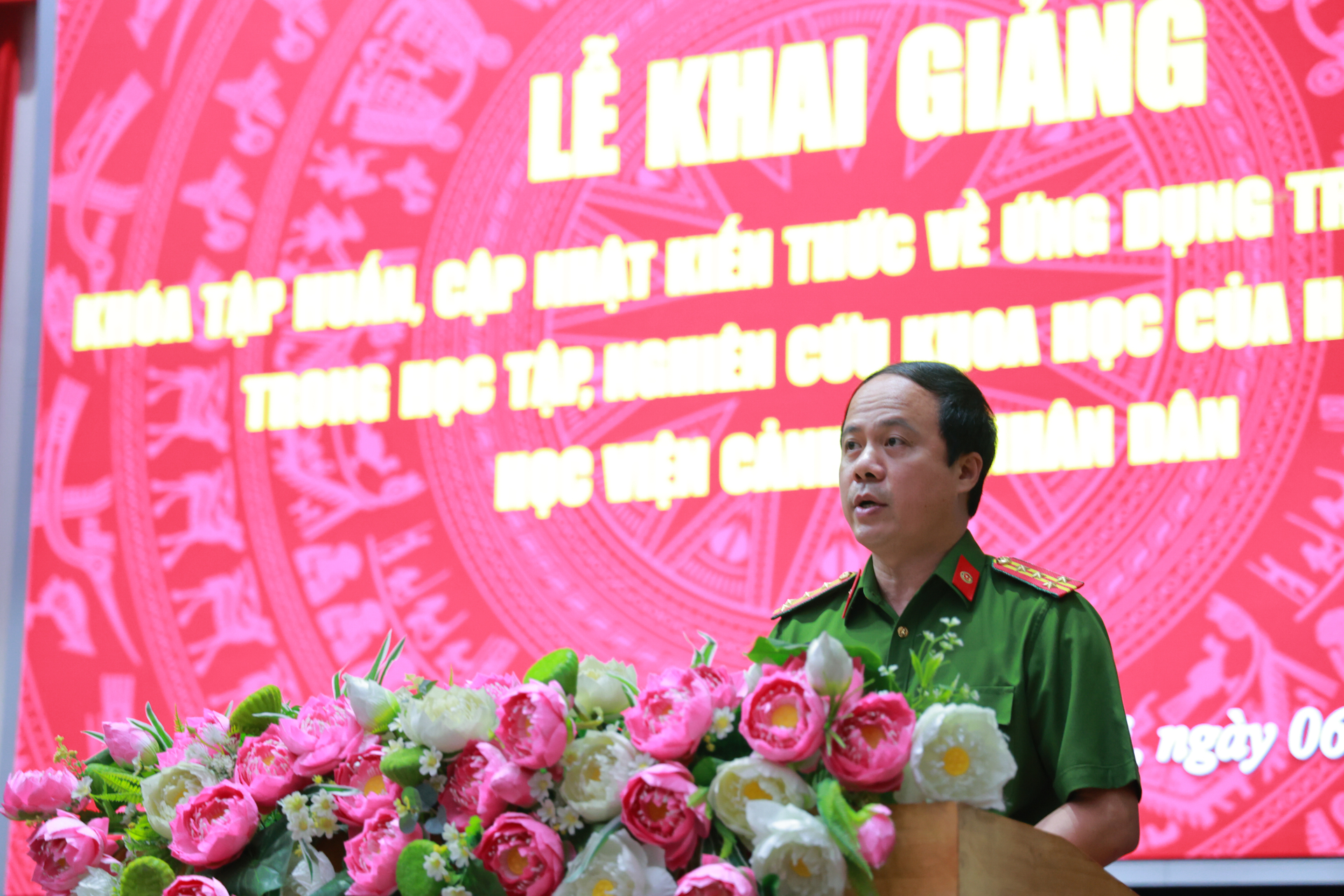 Đại tá, PGS.TS. Hoàng Anh Tuấn, Phó Giám đốc Học viện phát biểu tại Lễ Khai giảng