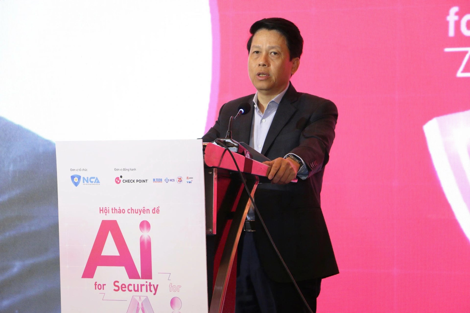 vũ khí hay tấm khiên phòng thủ? 1 z7699634803660 9c070f063b823521fbb63c7515de8611 20260407115908 1409